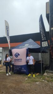 Activación BTL de marca Argos con promotores y stand promocional de cemento en tienda de construcción en Honduras