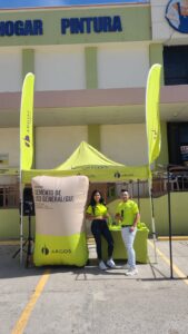 Activación BTL de marca Argos con promotores y stand promocional de cemento en tienda de construcción en Honduras