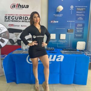 promotora Representante de marca ajhua en punto de exhibición con productos de seguridad electrónica y material corporativo