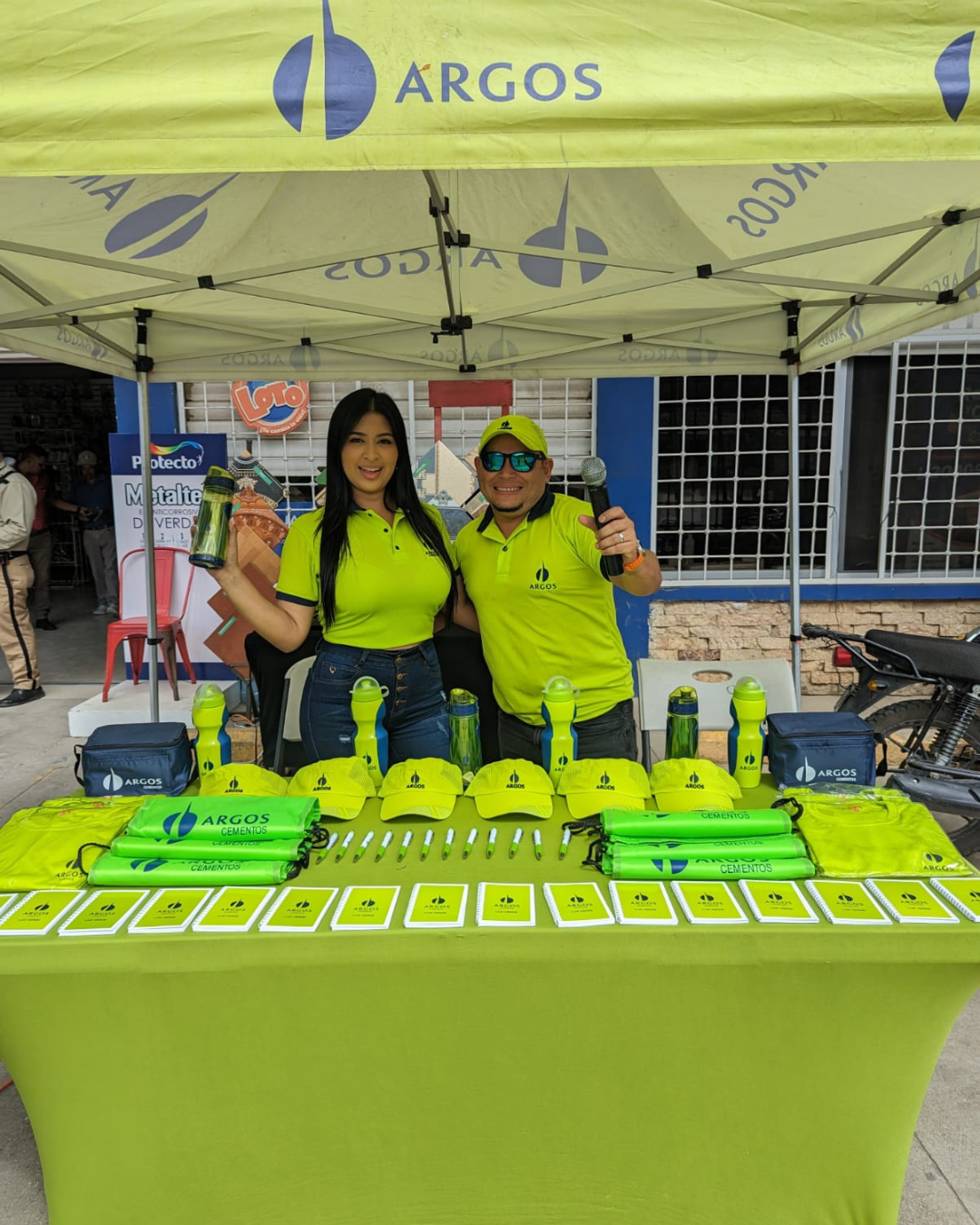 Stand promocional de Argos con promotoras y material publicitario en activación BTL de marca en Honduras.