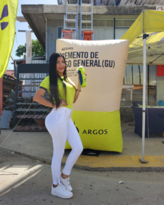 Promotora BTL en stand de Argos durante activación de marca para cemento en Honduras.