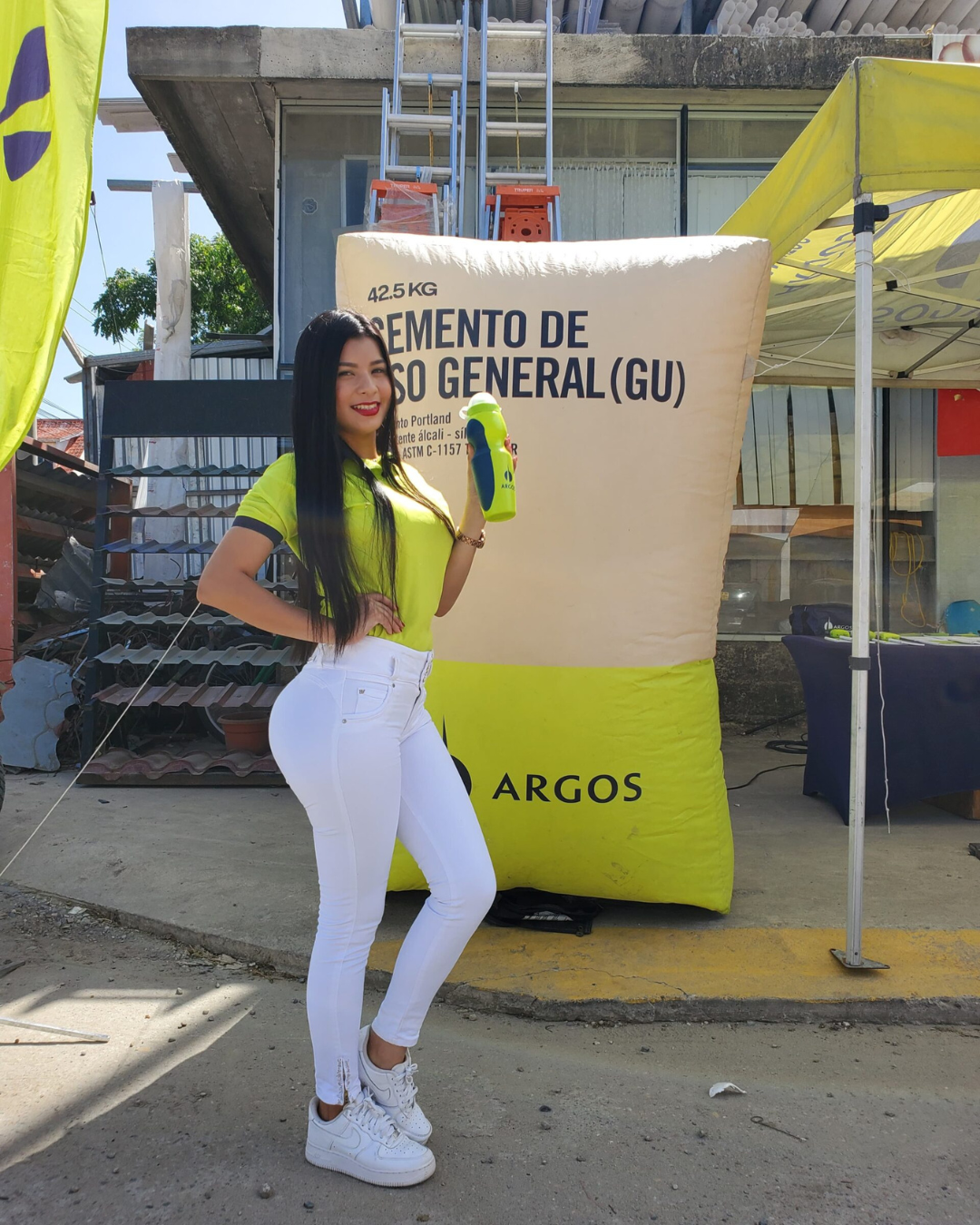 Promotora BTL en stand de Argos durante activación de marca para cemento en Honduras.