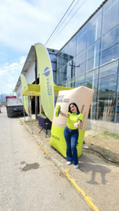 Representante de marca en activación BTL corporativa con arco inflable promocional en zona exterior de alto tránsito