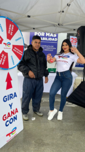 activación BTL con ruleta promocional para dinámica de marca en evento corporativo