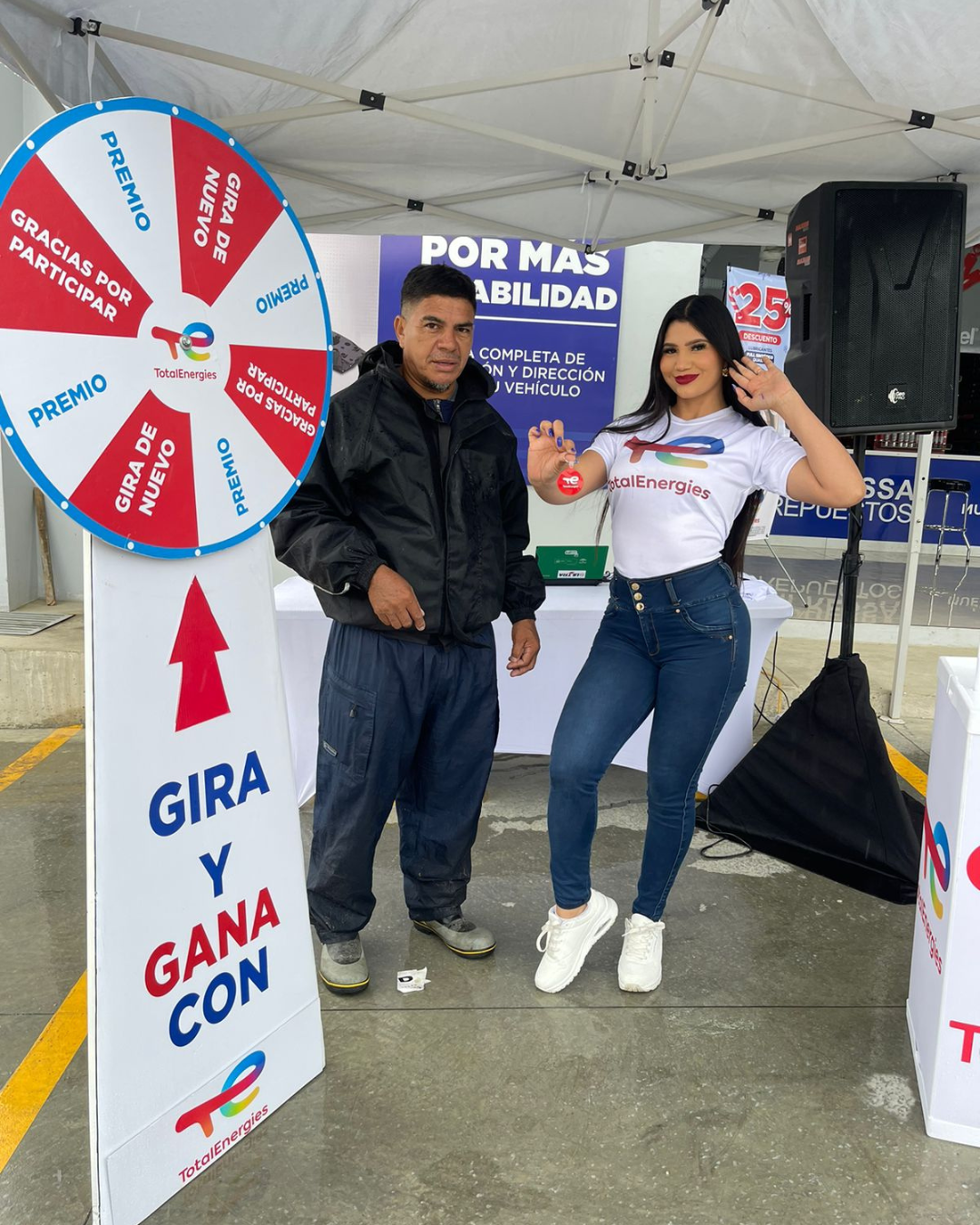 Equipo promocional de Texaco Energía en activación BTL con ruleta de premios y material publicitario.