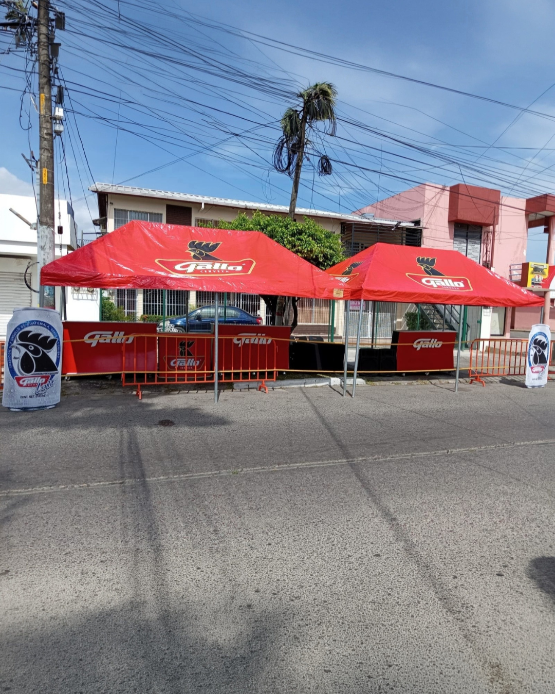 Activación de marca Gallo en calle con carpas rojas, publicidad presencial y punto de exhibición exterior