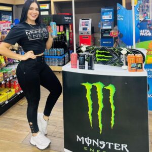 Activación BTL de Monster Energy en Honduras realizada por Creative Productions con stand promocional en punto de venta