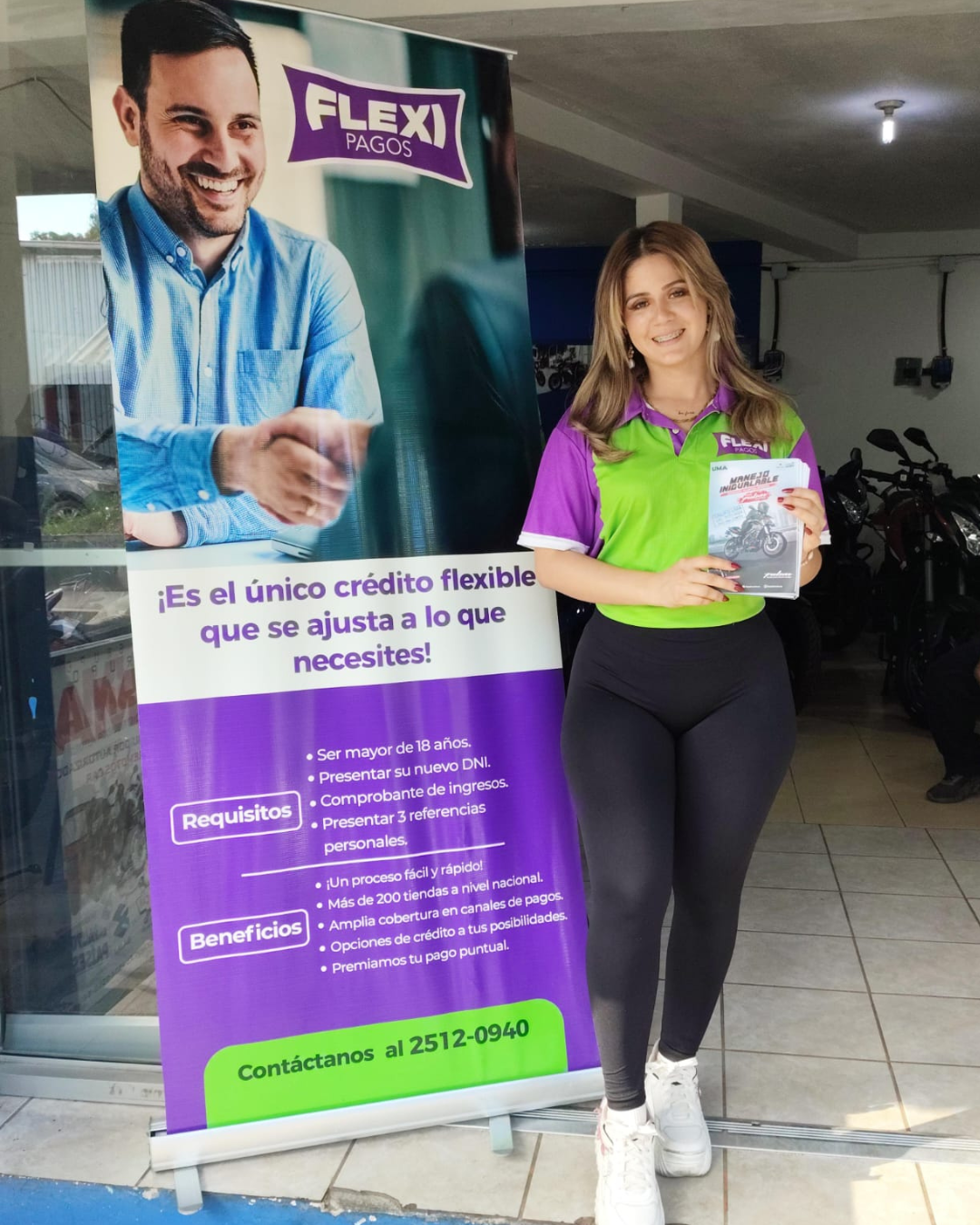 Edecán de marca Flex Pagos en activación presencial con banner informativo y material promocional.