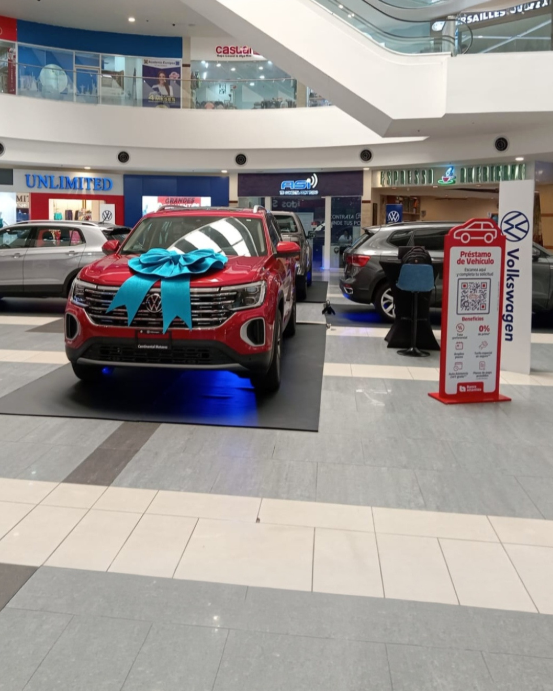 exhibicion de carros en un centro comercial para un buen branding honduras