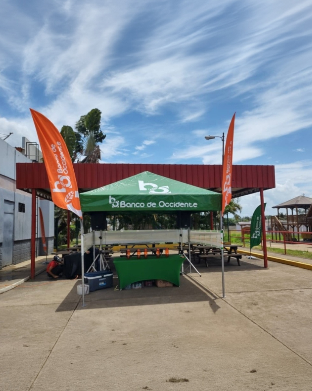 Montaje promocional de Banco de Occidente en exterior con carpa, banderolas y espacio promocional de marca