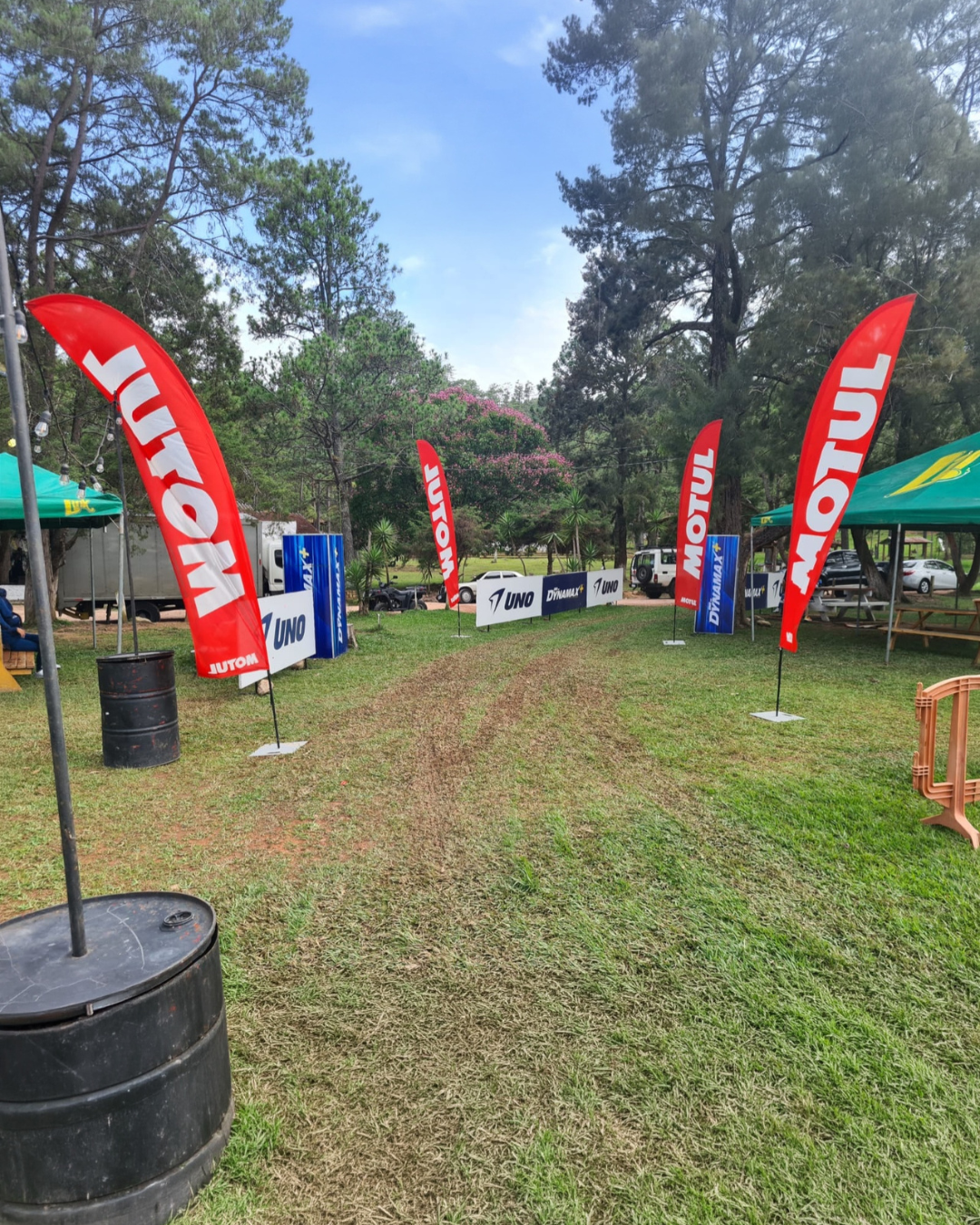 Presencia de marca Motul en evento exterior con banderolas, carpas promocionales y espacio de exhibición