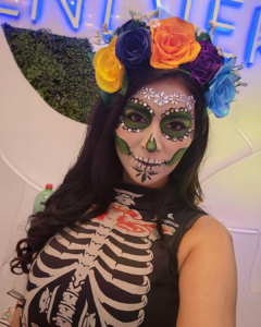 Modelo con maquillaje artístico temático en experiencia BTL para activación de marca y evento corporativo