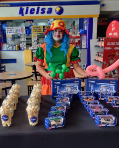 Promotora en experiencia BTL con vestuario temático en punto de venta