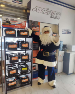 Figura navideña en experiencia BTL dentro de punto de venta con exhibición comercial