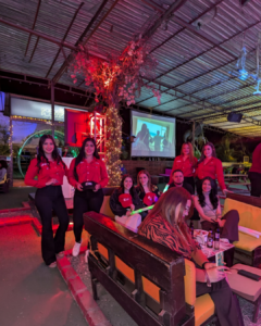 Personal promocional en evento corporativo BTL con ambientación de marca e interacción con asistentes