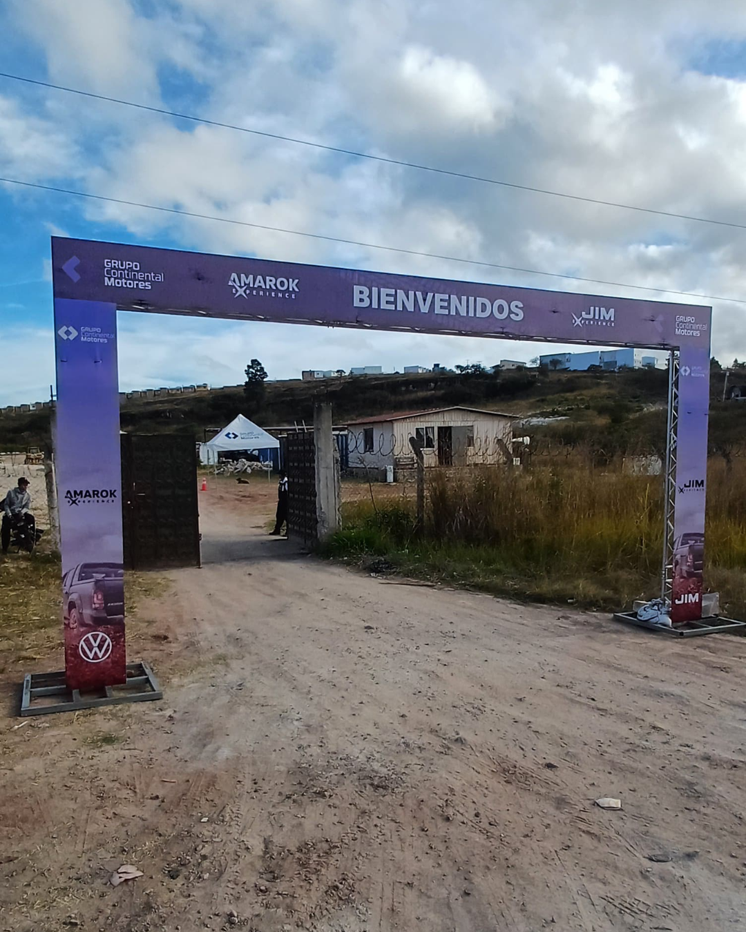 Entrada principal de evento corporativo BTL en Honduras con arco de bienvenida personalizado para marcas patrocinadoras