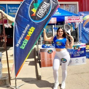 Promotora en stand BTL de Pinturas Corona durante evento promocional en Honduras