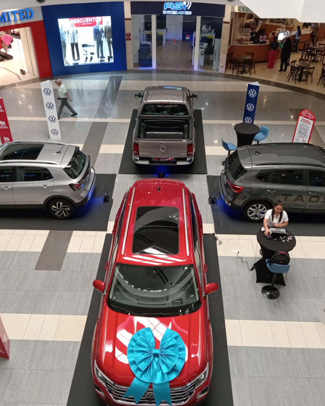 Exhibicion de autos en centro comercial