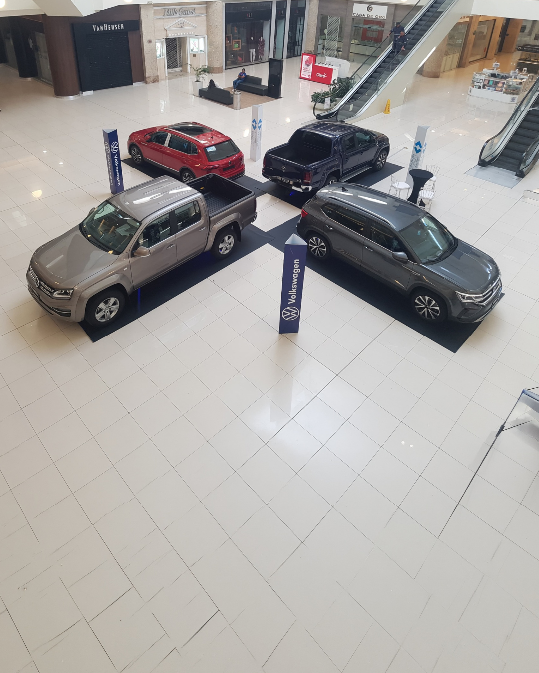 Exhibición de vehículos en centro comercial con punto de exhibición para promoción y presencia de marca