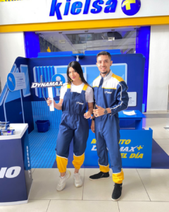 Promotores de Dynamax en acción BTL automotriz con productos y atención en punto de venta