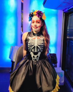 Anfitriona con maquillaje artístico y vestuario temático en experiencia BTL para evento corporativo