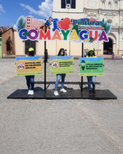 Equipo promocional realizando experiencia BTL para Pinturas Americanas con letreros informativos en Comayagua