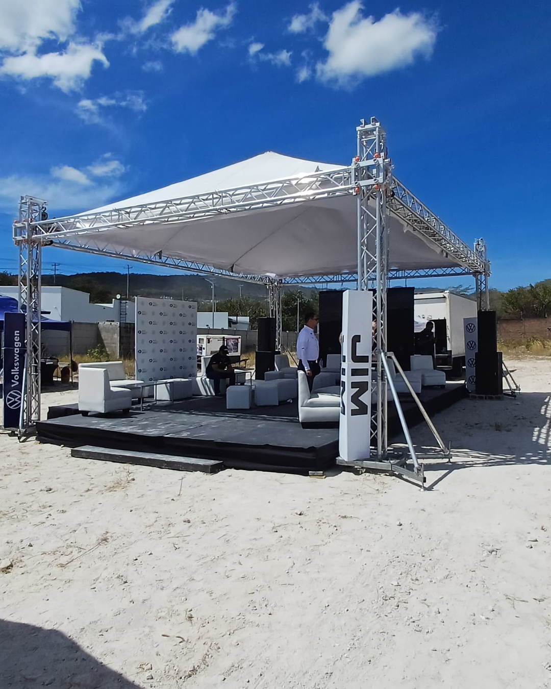 Montaje premium para evento corporativo de Volkswagen en Honduras con estructura, tarima y producción profesional al aire libre