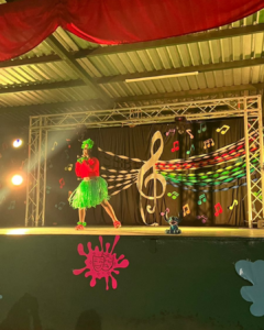 Personaje temático en presentación escénica BTL con luces, música y ambientación promocional