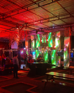 Producción de feria corporativa en Honduras con escenario, iluminación LED, sonido profesional y ambientación de marca