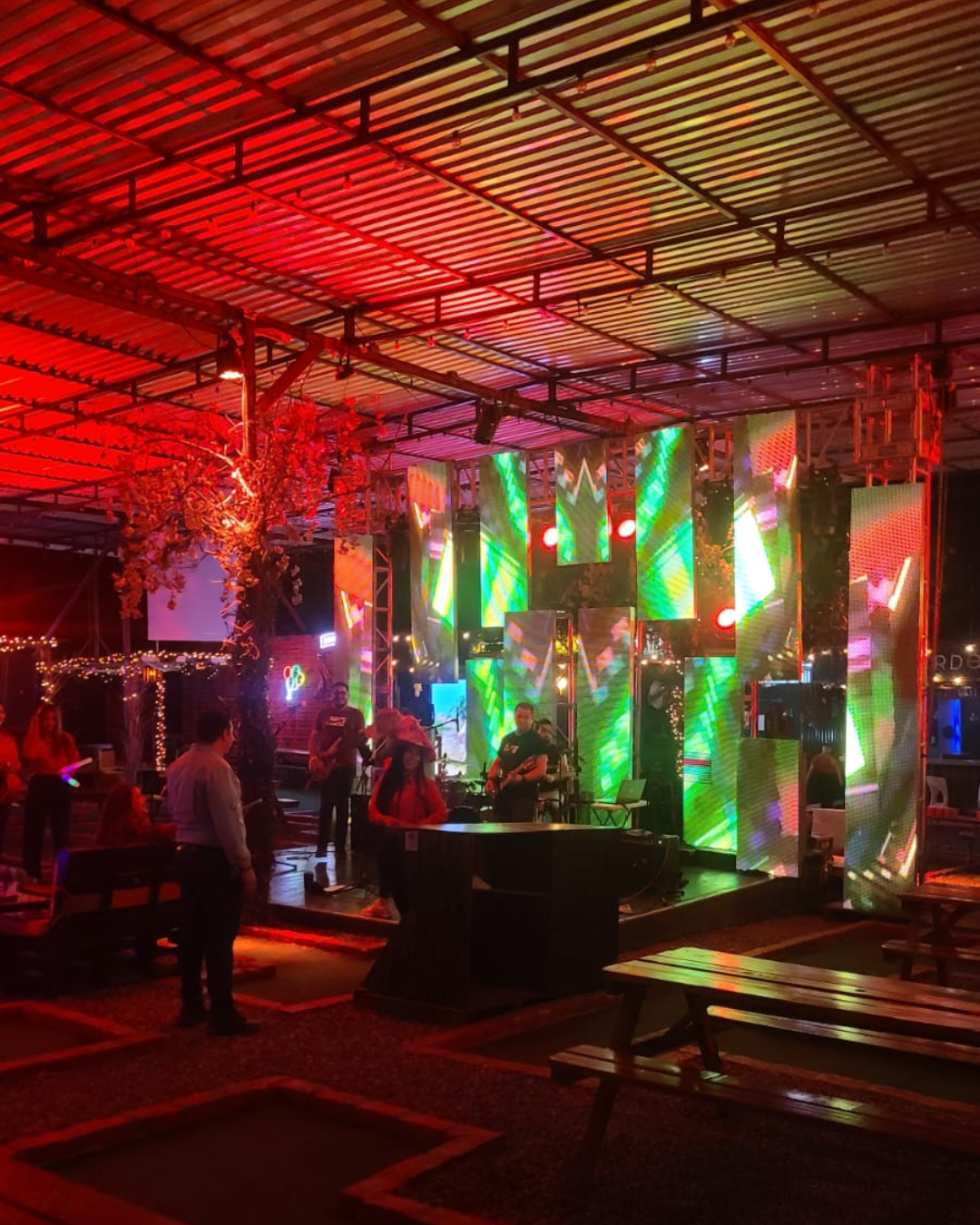 Producción de feria corporativa en Honduras con escenario, iluminación LED, sonido profesional y ambientación de marca