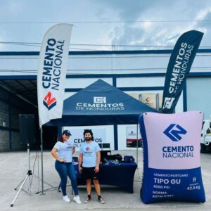 Stand BTL de Cemento Nacional en Honduras con carpa promocional, banderolas publicitarias y personal de marca