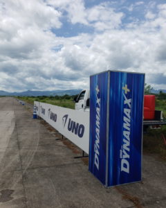 Rotulación exterior Dinamax con estructura promocional azul para fortalecer la presencia visual de marca