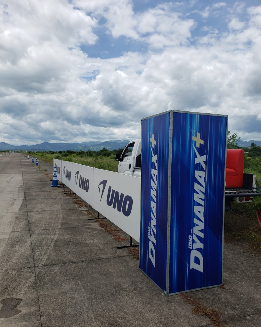 Rotulación exterior Dinamax con estructura promocional azul para fortalecer la presencia visual de marca