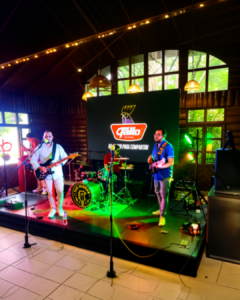 Show musical BTL con escenario iluminado y presencia comercial de marca Gallo