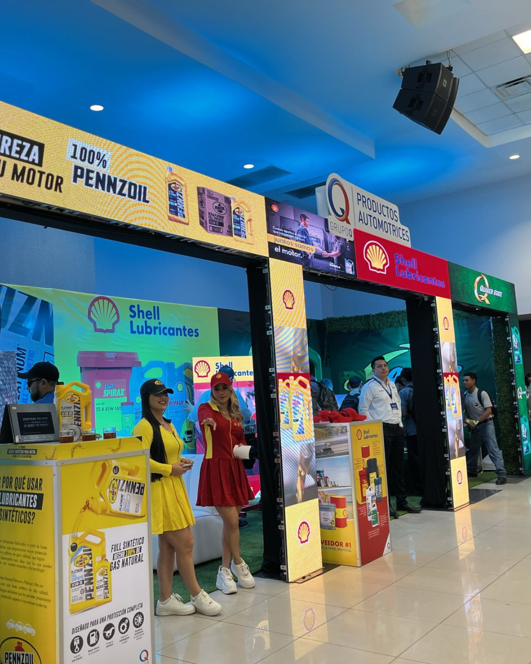 Stand promocional de Shell en una feria corporativa en Honduras con promotoras y exhibición de productos