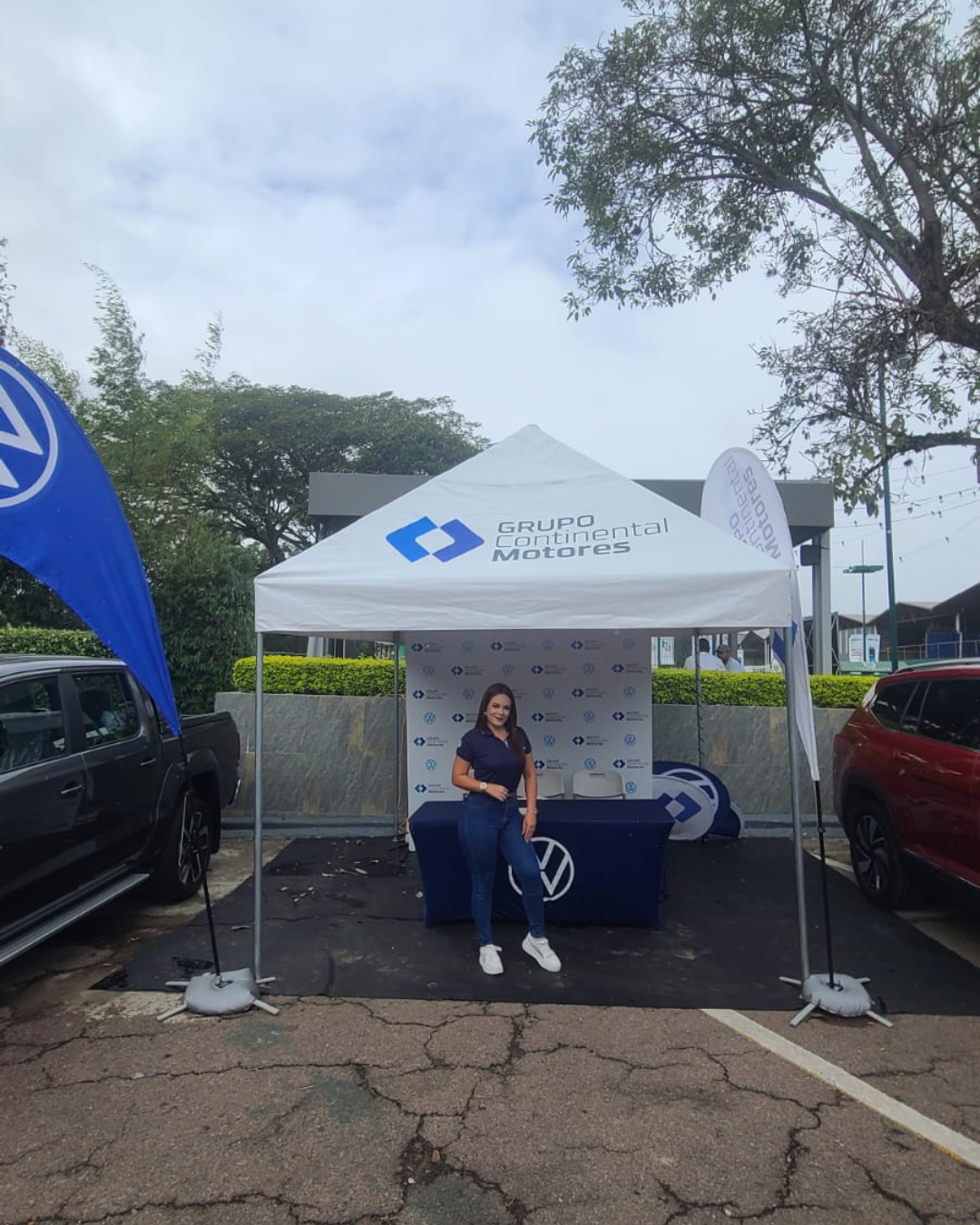 Stand Continental Motors en exterior para activación BTL con carpa promocional y presencia de marca