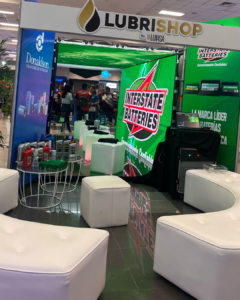Stand de Lubrishop en una feria corporativa en Honduras con área lounge y exhibición de marca