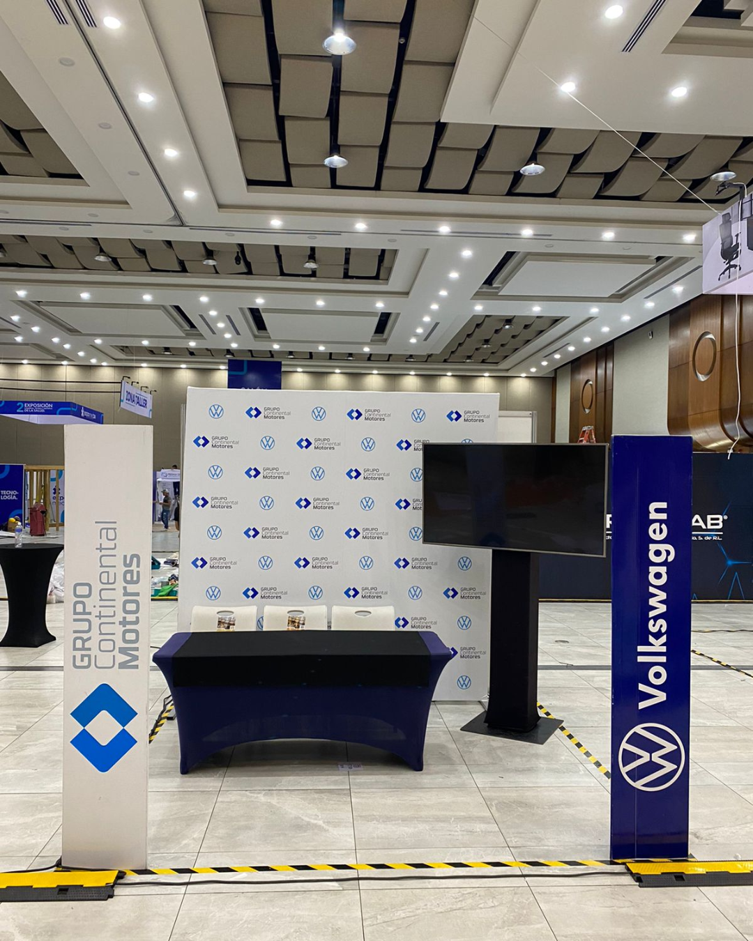 Producción de evento corporativo para Volkswagen en Honduras con branding, pantalla y montaje profesional de marca