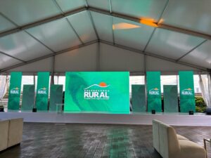 Salón moderno preparado para un evento corporativo.