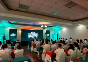 Ejemplo de qué es un evento corporativo con escenario y producción audiovisual