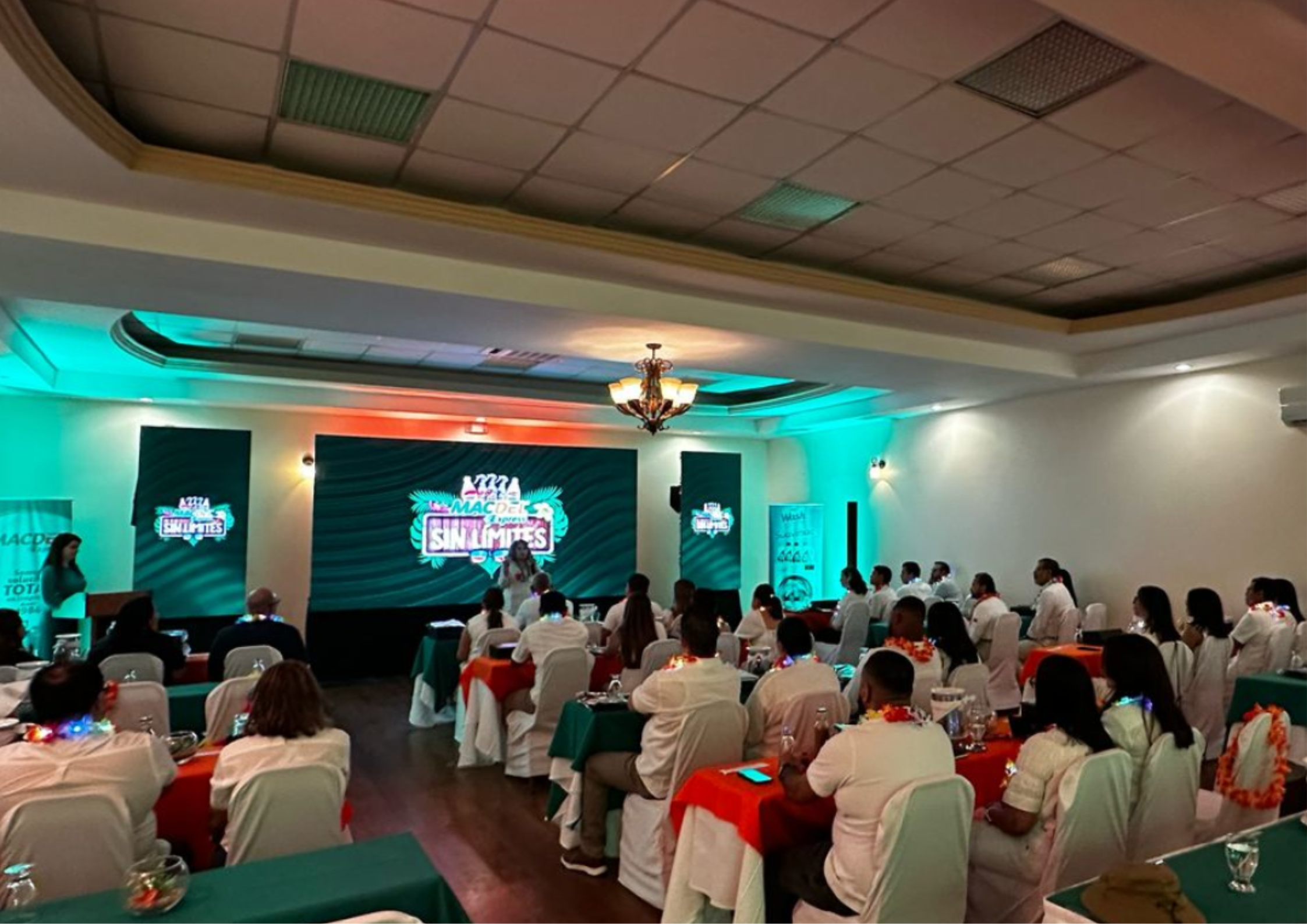 Ejemplo de qué es un evento corporativo con escenario y producción audiovisual