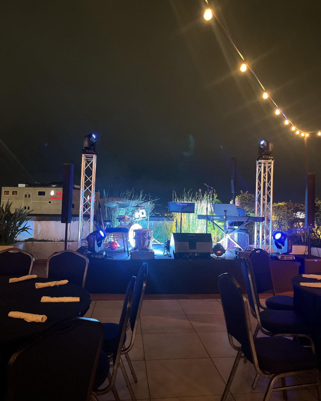 Escenario e iluminación para evento corporativo